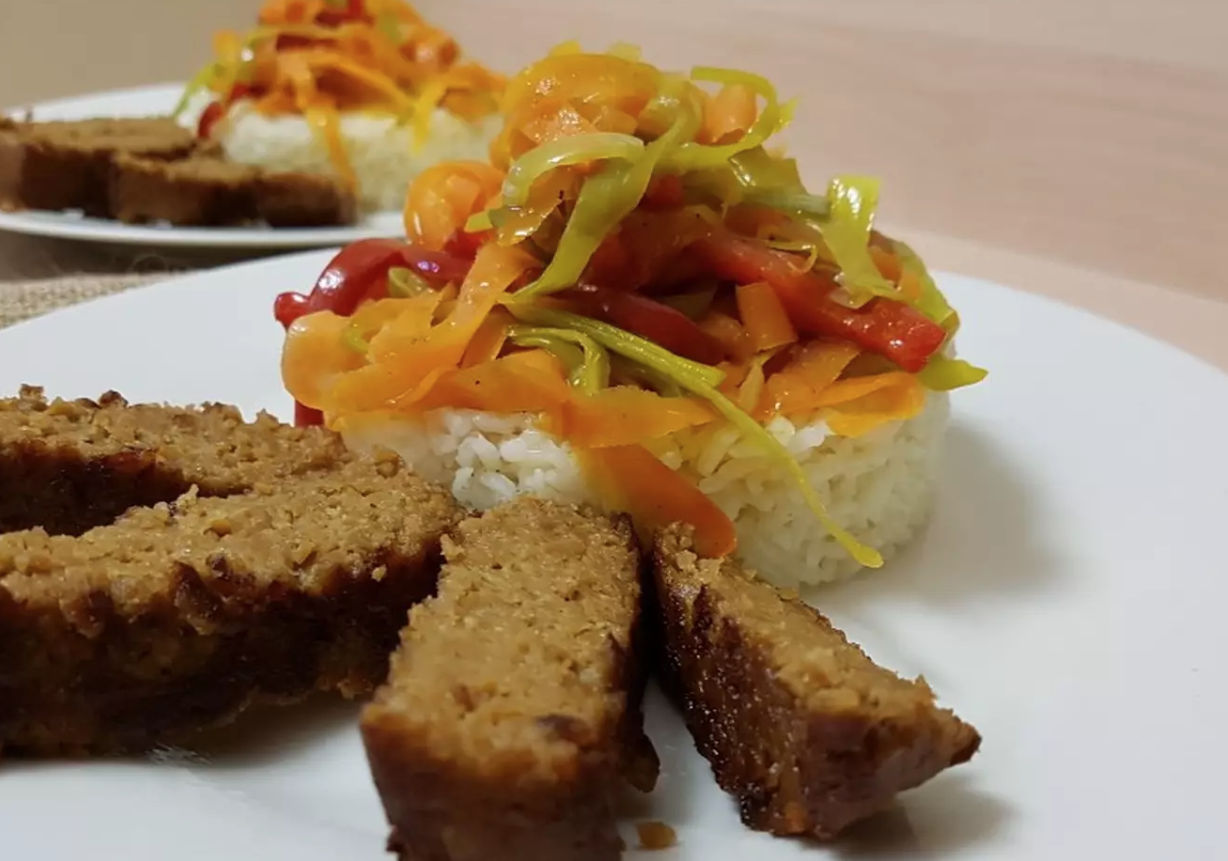 Seitan con verduras en salsa de soja